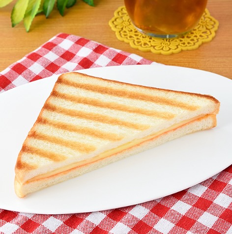 パン全体に明太フィリングとオニオンソースを塗りスライスチーズと明太チーズフィリングをトッピングしたホットサンドです。