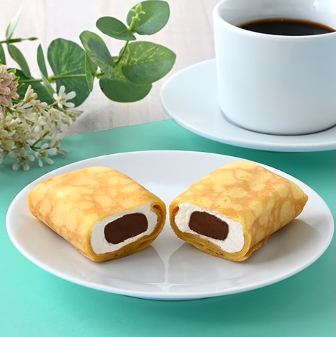 絶妙もちもち食感のファミマ・ザ・クレープ生チョコです。くちどけなめらかな生チョコレートと北海道産生クリームをブレンドしたホイップクリームを包みました。