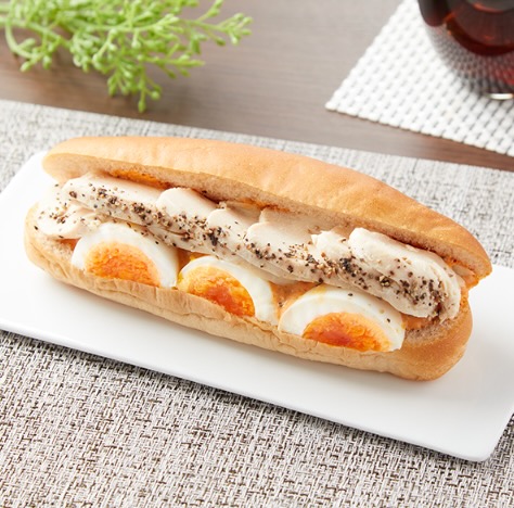 サラダチキンスライスとゆで卵を組み合わせたたんぱく質が摂れるロールパンです。辛味と旨みを味わえるチリソ-ス仕立てです。1食あたりたんぱく質量23.6gです。※宮崎県、鹿児島県では取り扱いがございません。