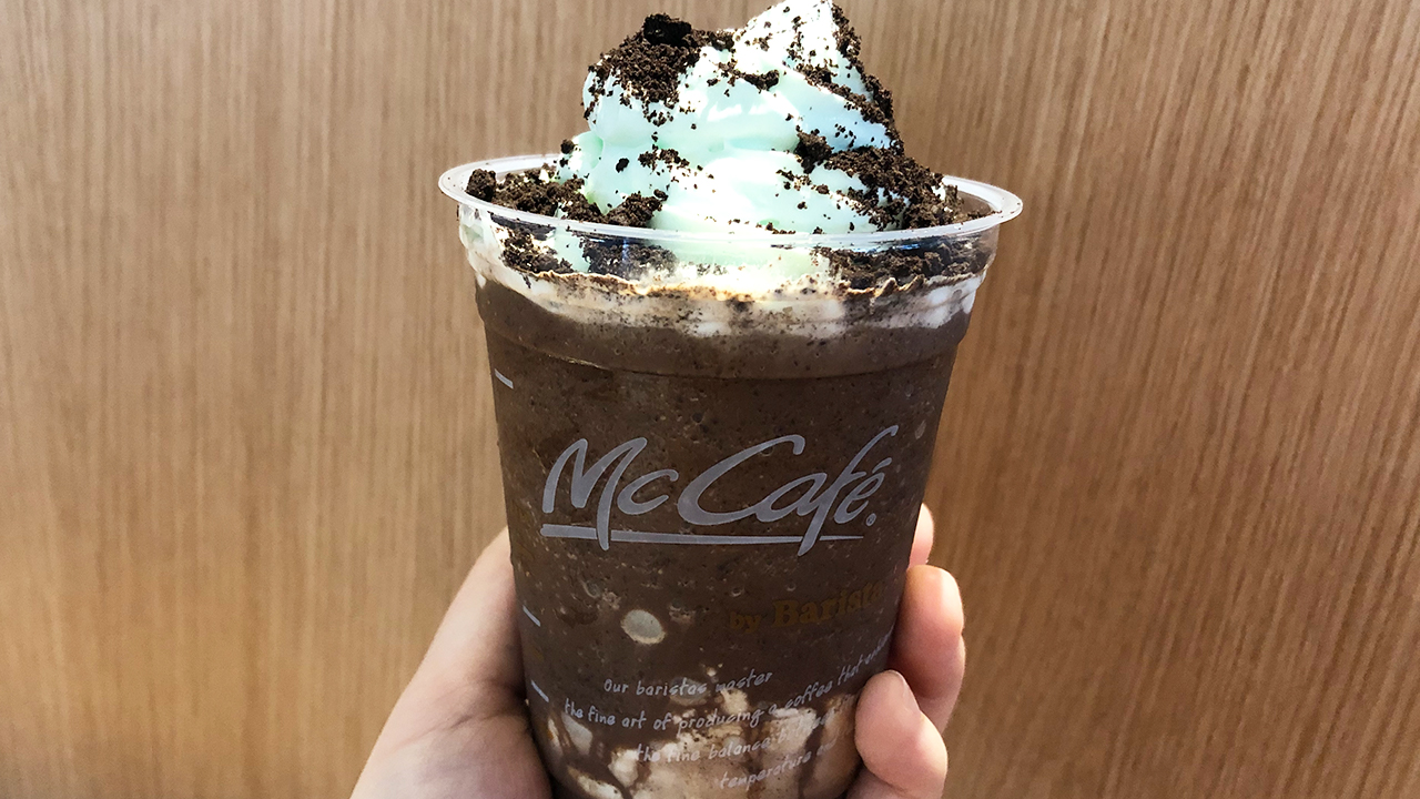 【マクドナルド】マックカフェ新作「オレオ クッキー チョコミントフラッペ」飲んでみた! どんな味? カロリーや価格もまとめてチェック!