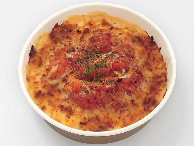 1食で1個分のトマトが摂れるグラタンです。※トマト1個を180gと定義し、具材のトマトとソース中に使用しているトマト原料を含めた使用量です。