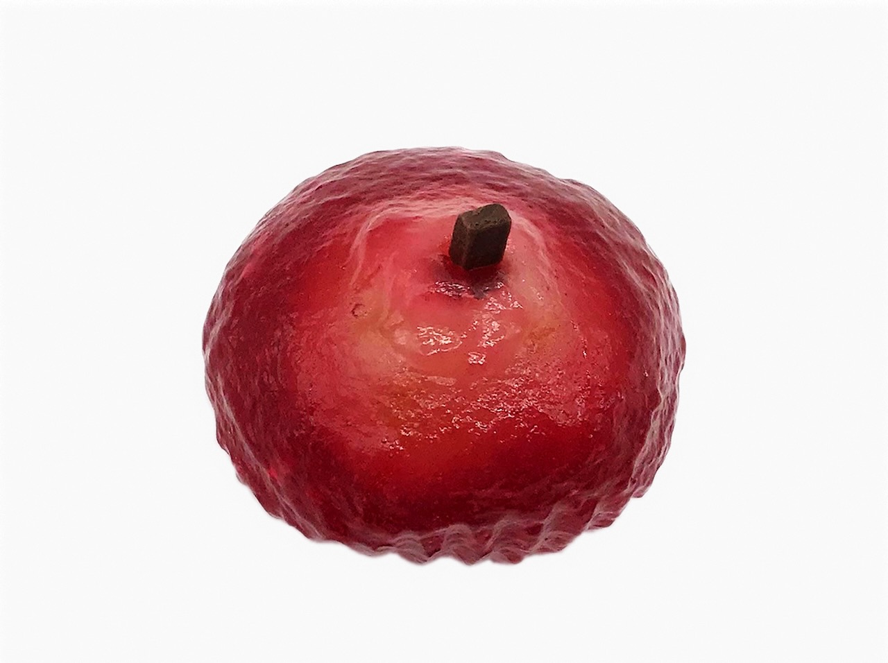 ぷるぷる食感のりんご風味生地でりんごと白あんを包み“りんご飴