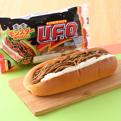 日清焼そばU.F.O.の味をイメージした焼そばパンです。ファミリーマートで販売している「焼きそばドッグ」と比べて総重量は約1.6倍、焼そばは約2倍の量をサンドした、まさにモンスター級の焼そばパンです。