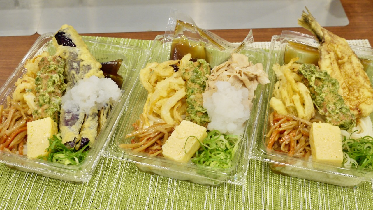 【丸亀製麺】本日発売「夏のうどん弁当」豚しゃぶ・いわし天・なす天どれにする? 容器が透明になって涼しげに♪