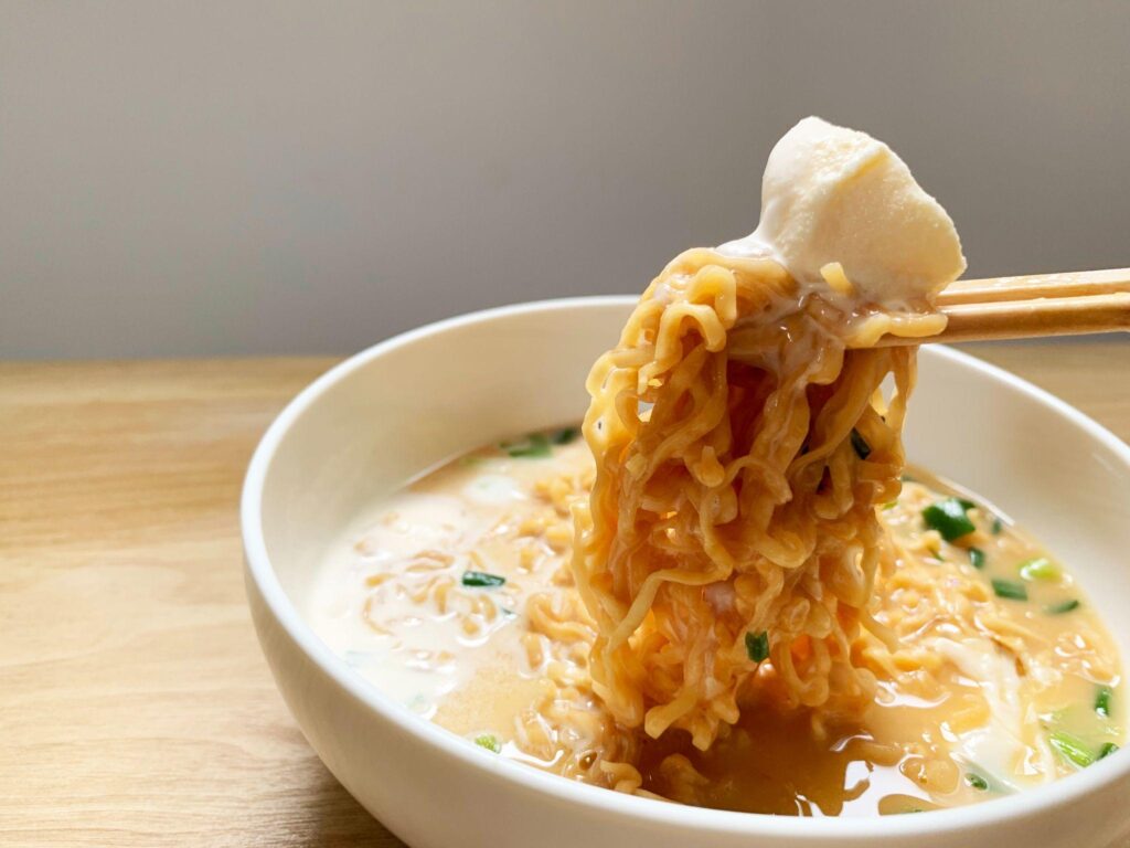 チキンラーメンにバニラアイスをトッピング！？甘味×塩気の最強タッグ！