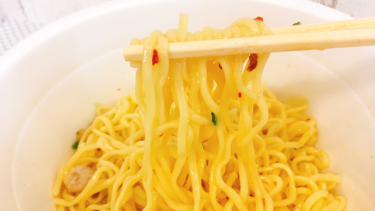 「冷水を入れて湯切り口から捨てる」を3回!? 手間はかかるがツルツル麺の冷やしまぜそばがうまいっ!!