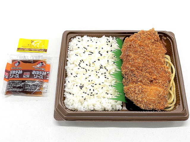 ２種類のパン粉を使用した、食感が楽しめるチキンカツのお弁当です。果実の旨味とすっきりとした甘さが特長のお好みソースと和からしで最後まで食べ飽きない仕立てです。