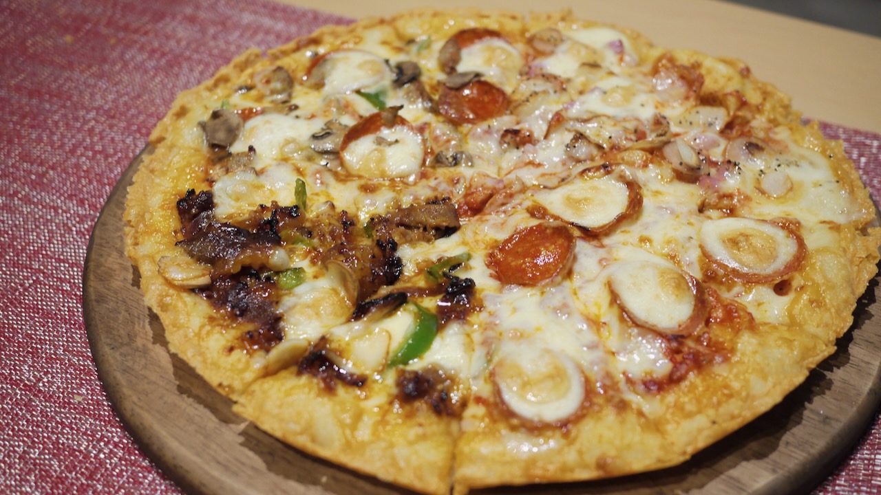 【ドミノ・ピザ】本日発売の新メニューは“あれ”がパリパリ!? 『チーズファンタジー・クワトロ』食べてみた!