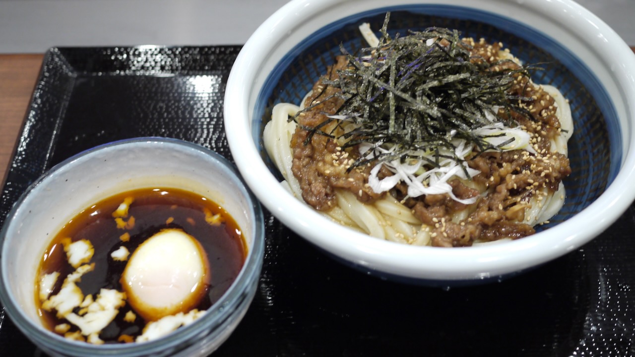 贅沢ぅ!! 丸亀製麺の新作『旨辛肉つけうどん』食べてみた。甘辛ダレに温泉玉子が至高のうまさ!!