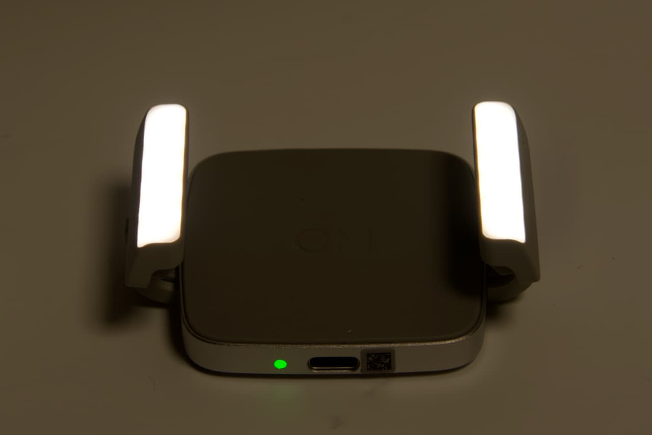 DJI「Osmo Mobile 6」のライト付きスマートフォンホルダーを点灯したところ