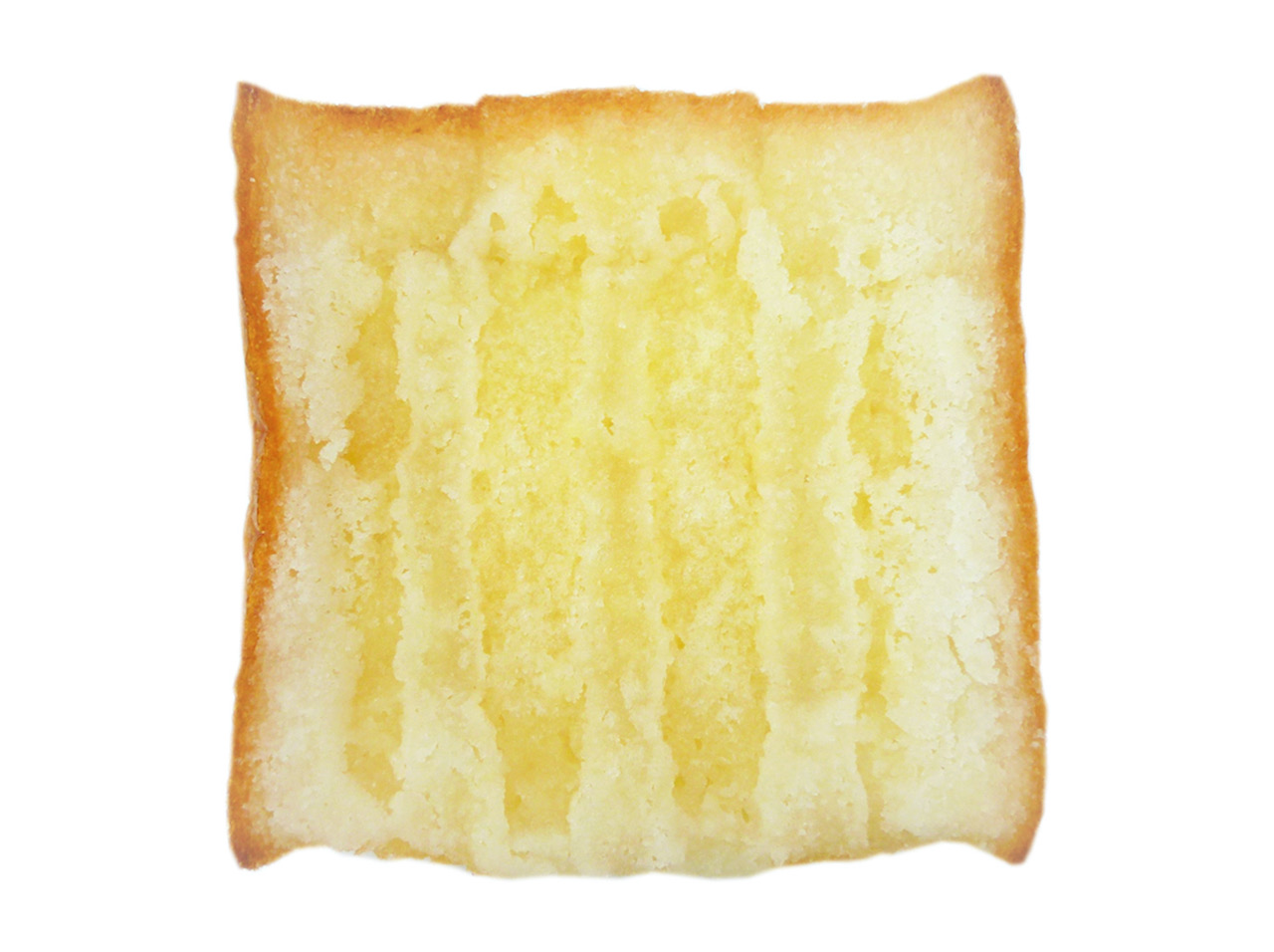 しっとりもっちりした食感の食パンにシュガー入りマーガリンを絞ってグラニュー糖をかけたボリュームのある菓子パンです。