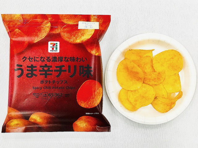 原材料高騰により、推奨売価（税抜）１００円から１０８円に変更。ポーク・チキン・ビーフを使用した、ジューシーな旨味が感じられるポテトチップス。