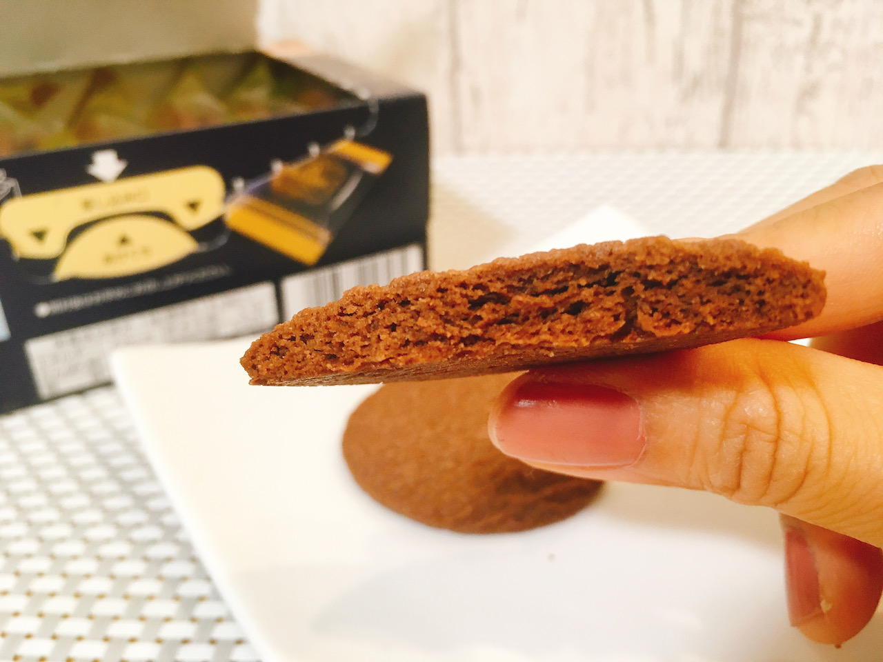 森永ビスケットのニューフェイス「ブラックムーン」食べてみた!! シリーズいちコーヒーに合う説っ!! | AppBank