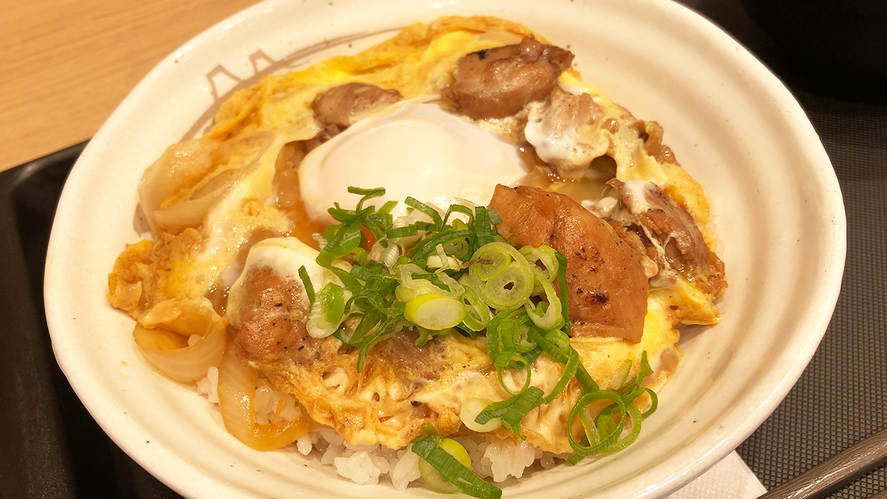 松屋が本気で挑む「親子丼」実食レビュー! とろっと落とし玉子×ふわっと玉子とじのハーモニーが至高♪