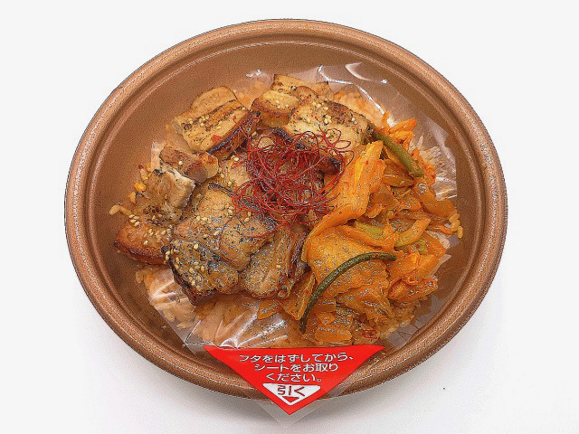 大盛りのキムチチャーハンと豚バラ肉を香ばしく焼いたサムギョプサルを楽しめる韓国風プレートです。