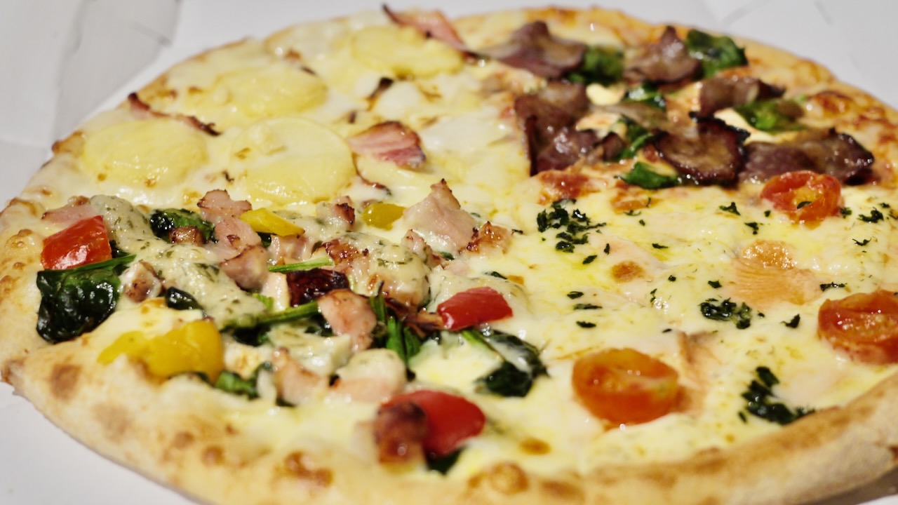 【ドミノ・ピザ】2022冬の新メニュー『冬のプレミアム・クワトロ』食べてみた♪ 贅沢ピザは早めの予約がオススメ!!
