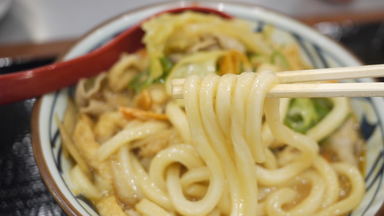 丸亀製麺×TOKIO『俺たちの豚汁うどん』先行実食! 濃厚ちょい辛で、うまっ!!