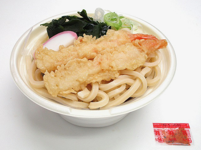 年明けに縁起を担いで食べるうどんです。海老天２本，かまぼこ，わかめ，ねぎを盛付けました。