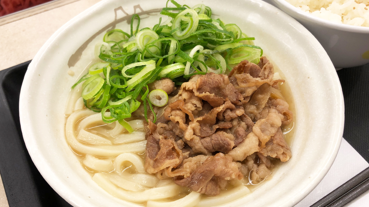 【松屋】牛めしのお肉をうどんに乗っけた新メニュー「ネギたっぷり肉うどん」食べてみた♪