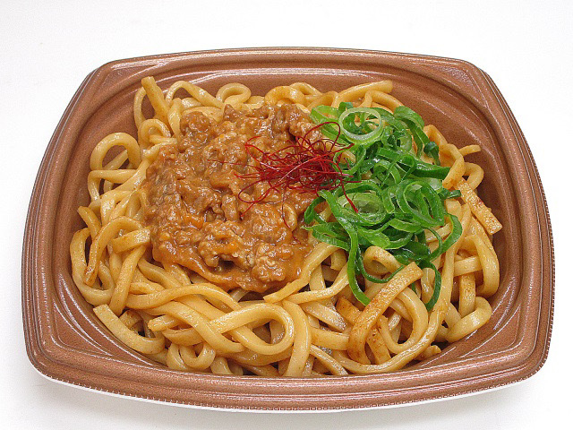 牛肉炒めを盛付けた食べ応えのある焼うどんです。