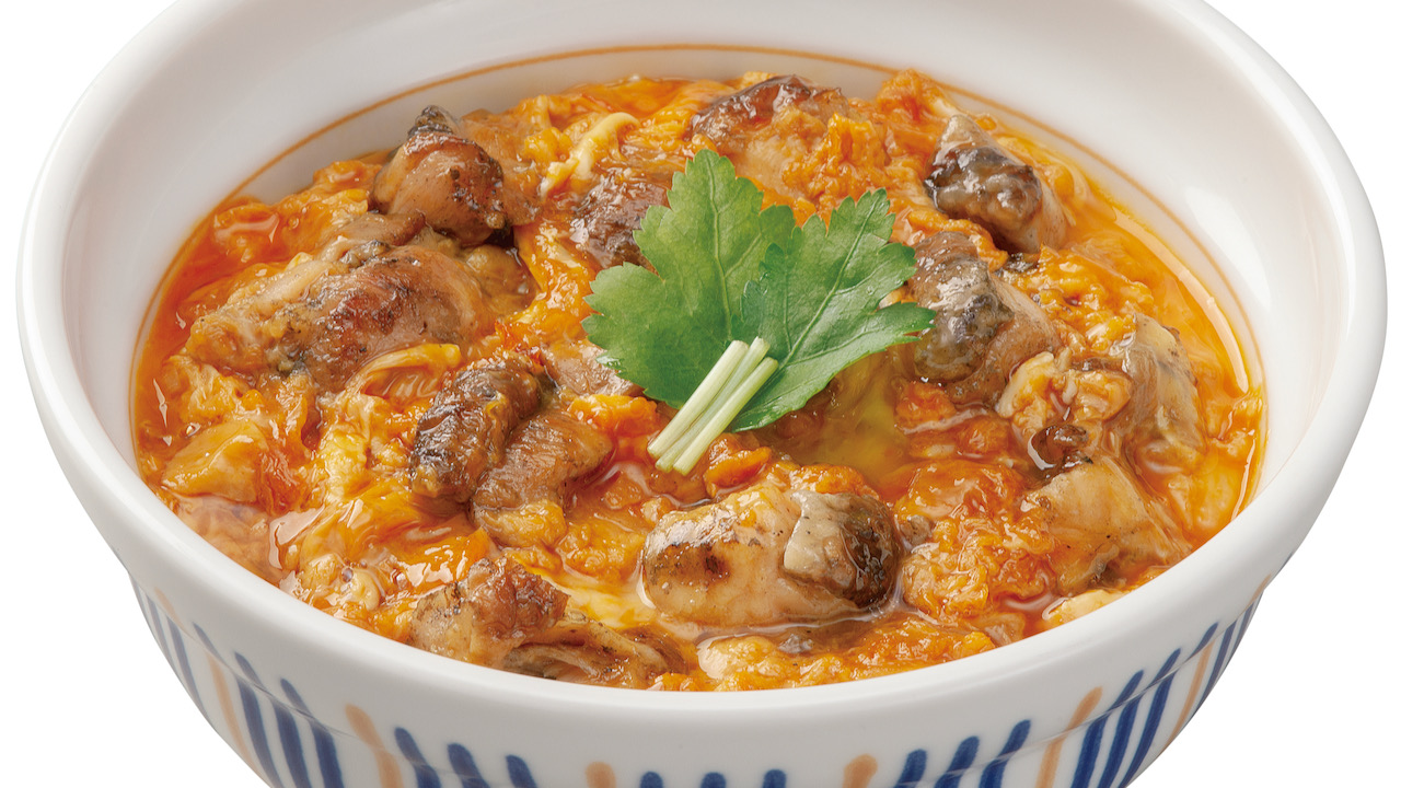 【なか卯】人気の親子丼が炭火焼きでパワーアップ! とろとろ卵が絡まる「炭火焼き親子丼」1/26登場