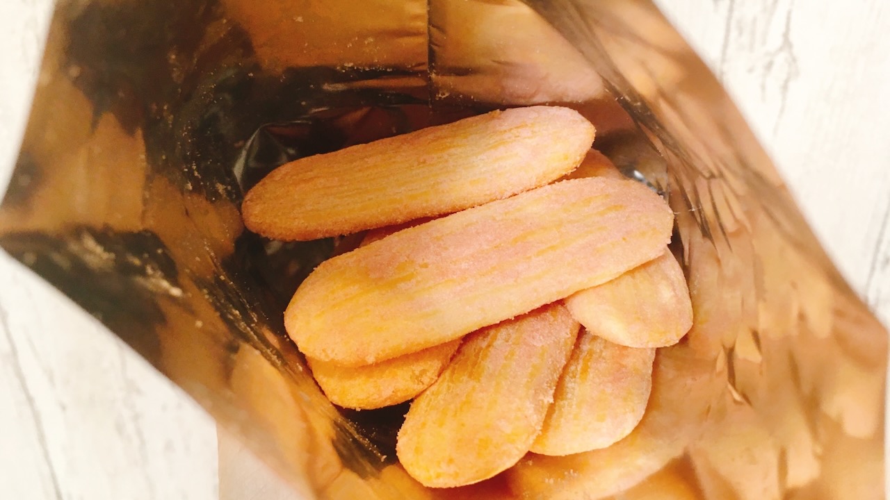 ファミマ限定! バター“20倍”の圧倒的ハッピーターン食べてみた!! 粉まみれの指までハッピー状態♪