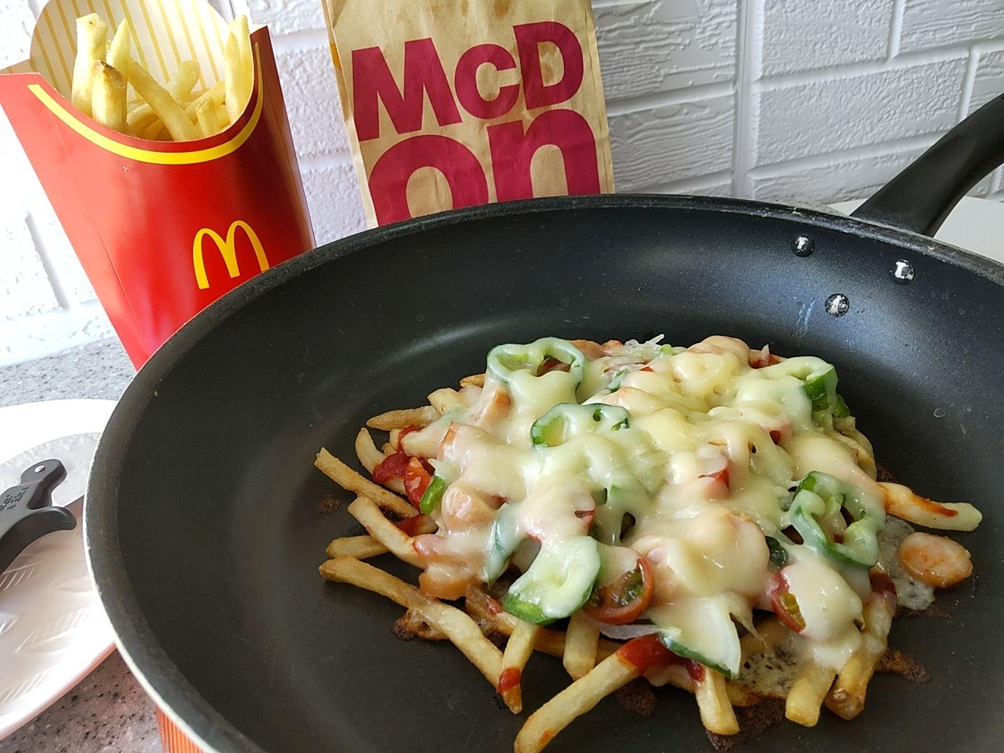 マックのポテトで意外なアレンジ！？「ポテトでフライパンピザ」がボリューム満点でウマい！