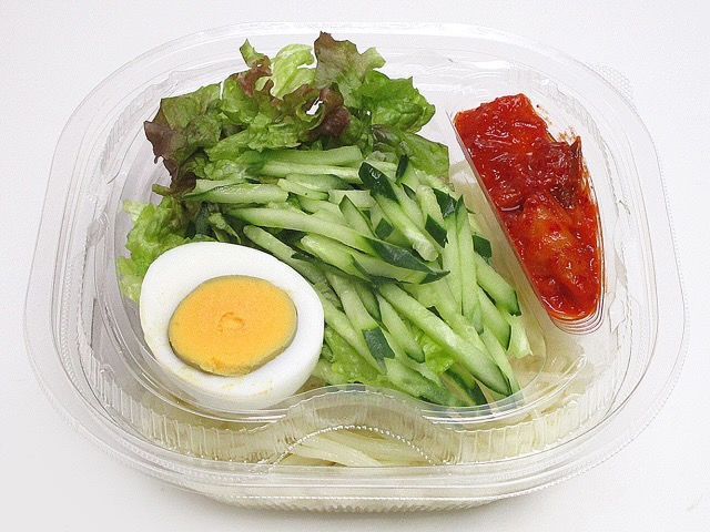 コチュジャンの辛味が効いた甘辛ダレを絡めて食べる冷麺です。