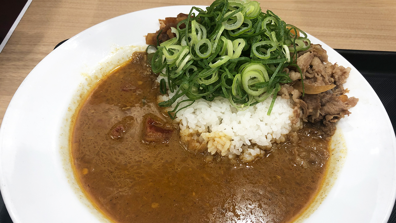 カレー×青ネギってこんなに合うの!? 松屋「ねぎたっぷり牛肉スパイスカレー」実食レビュー