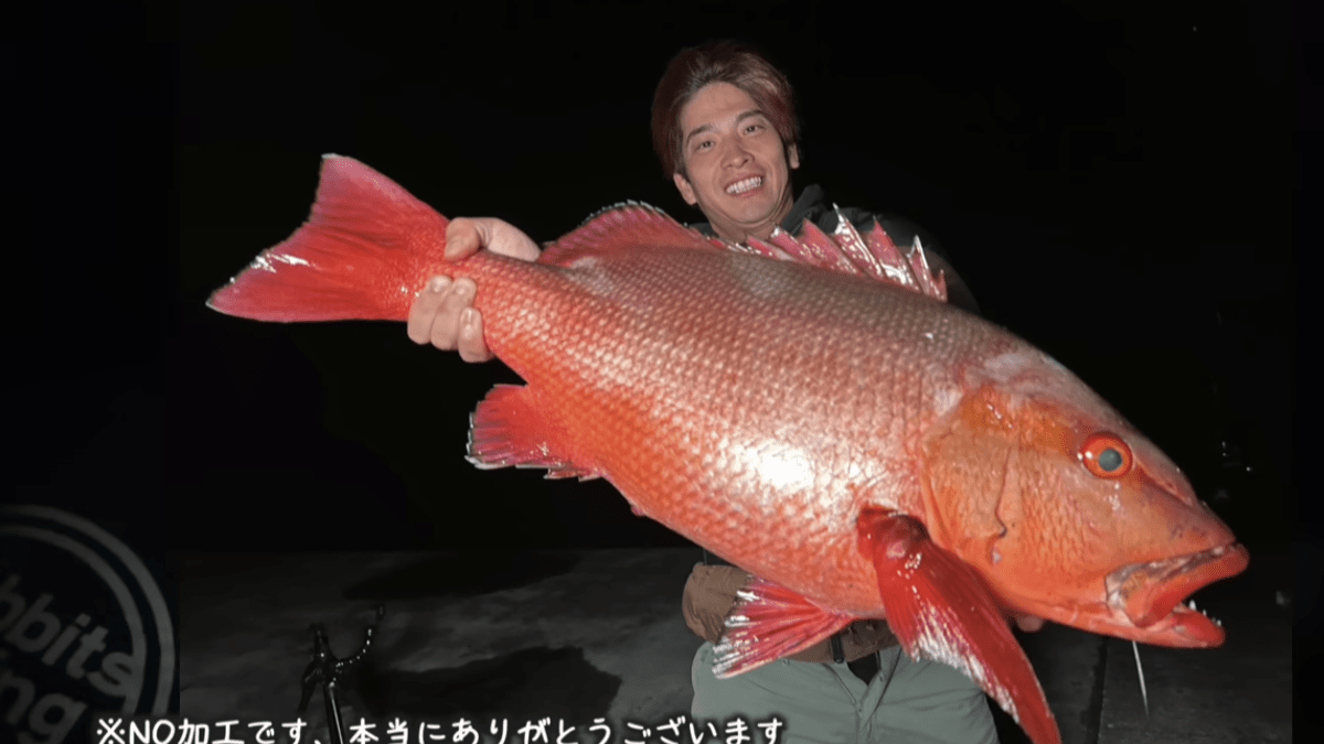 【規格外】スーパー堤防で激闘の末、釣れたのは? 桁違いのサイズに一同驚愕!