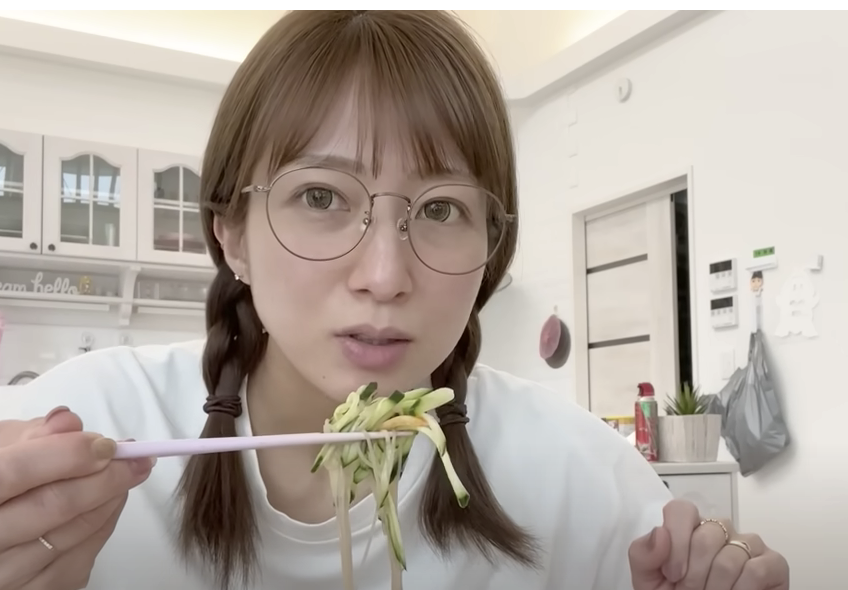 辻希美が日曜日の一人ランチの様子を公開! メニューは? 休みは何して過ごす? オフモードの辻ちゃんに注目!