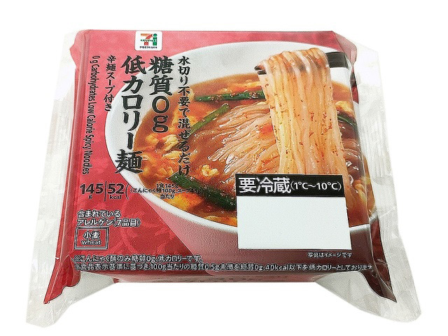 辛味と旨味のバランスにこだわった、醤油ベースの特製辛麺スープで食べるこんにゃく麺です。