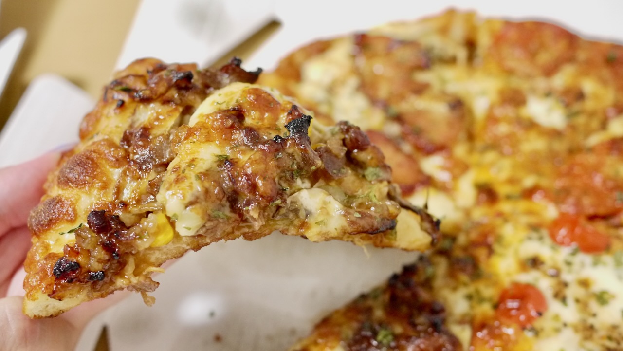 【本日発売】肉汁じゅわっ!! 夏限定ピザ食べてたら、1人ピザパに最強メニューを発見っ!?
