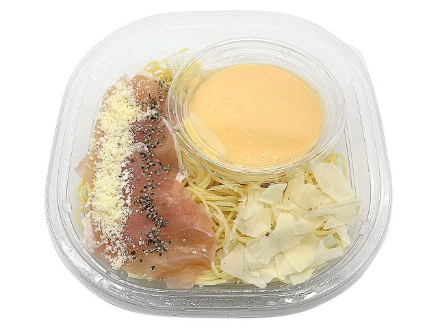 東京の西麻布にあるイタリア料理店「アルポルト」の片岡シェフに監修頂いた冷製カルボナーラ。２種類のチーズを使用した濃厚なソースと具材に生ハムを盛付けました。