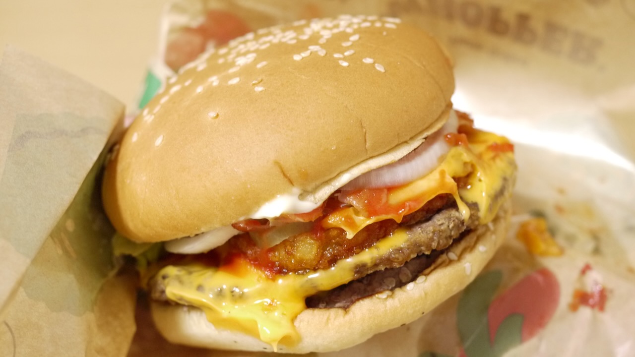 【デカ盛】パティ2枚にポテト重ねたバーガーなんてヤンチャが過ぎませんか、バーガーキングさん!!