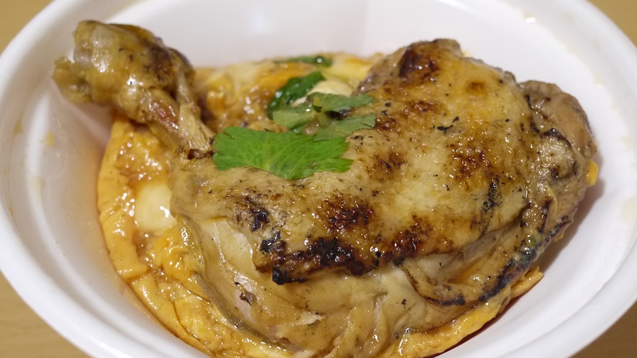 これ、親子丼に見える!? デカ骨付き肉がめちゃ旨い『ほろチキ親子重』食べてみた!!