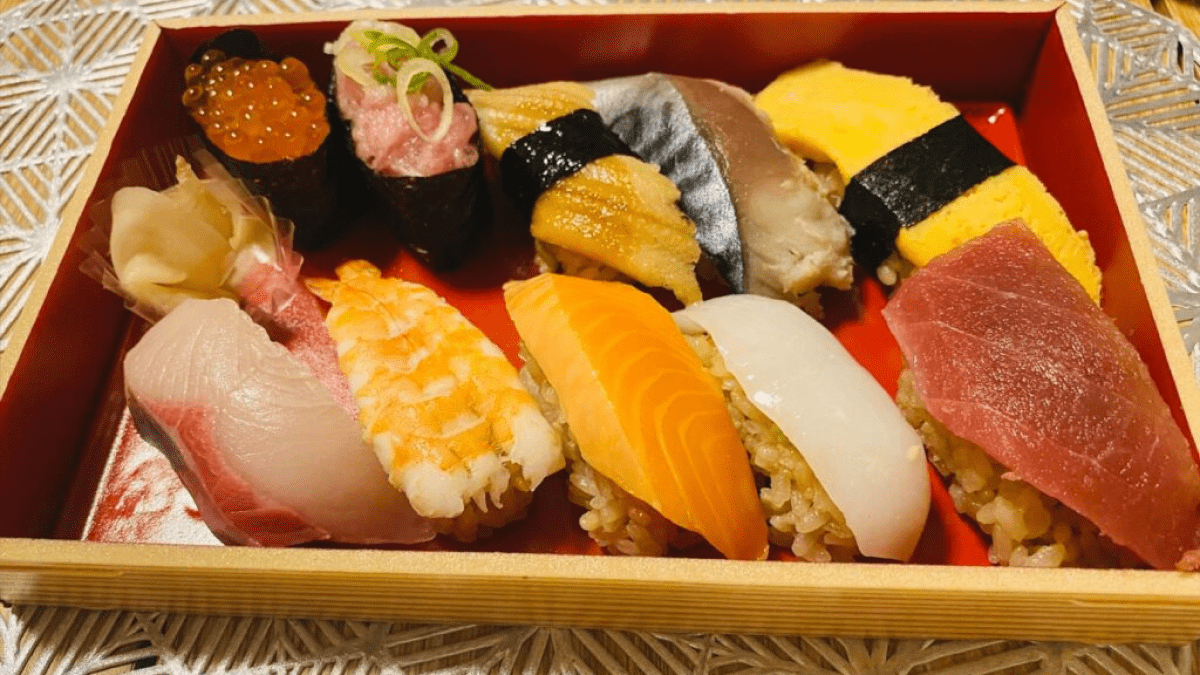 【ウーバーイーツ】コスパ最強！10貫寿司盛りで自分にご褒美しちゃいませんか？