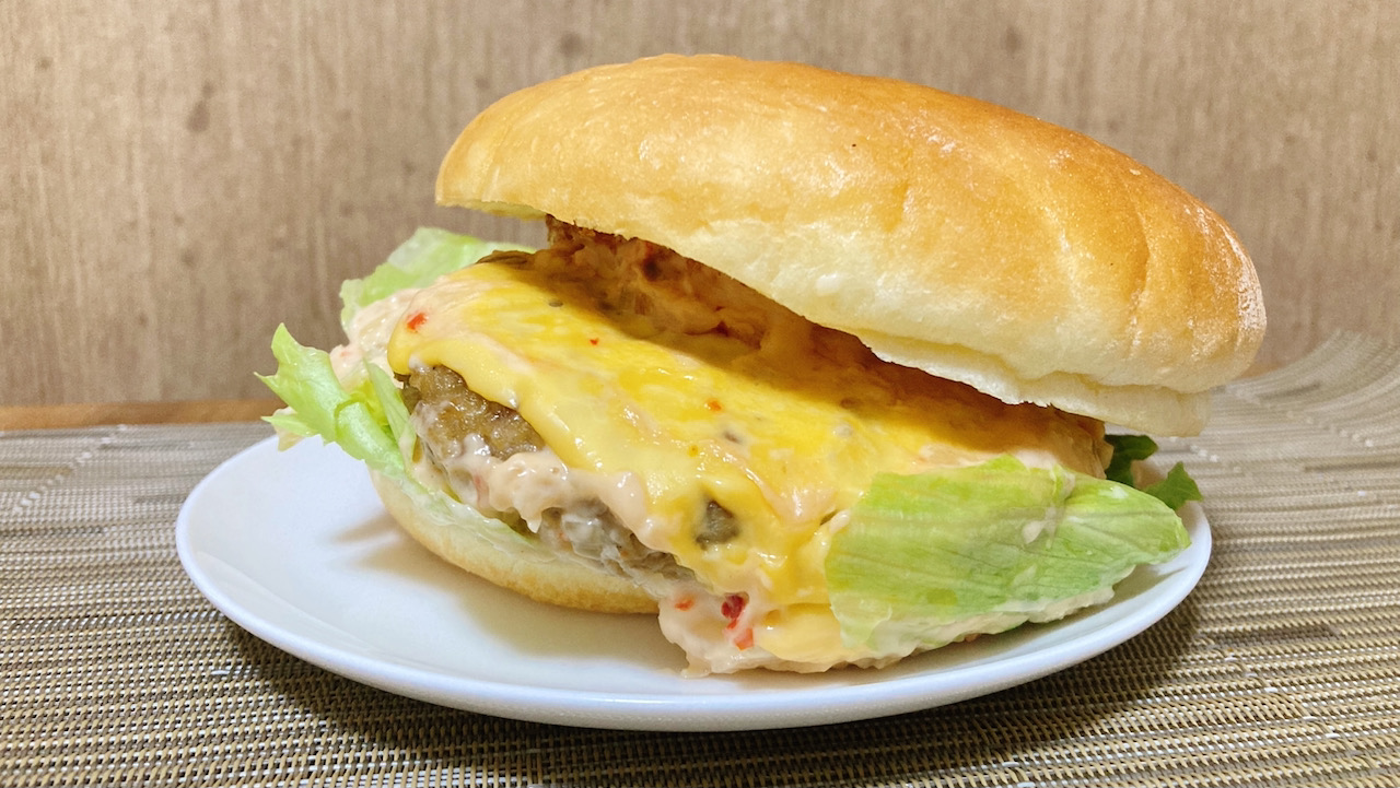 【コメダ珈琲店】新作「お月見フルムーンバーガー」食べてみた!分厚いハンバーグにとろっと黄身がウマすぎる!!
