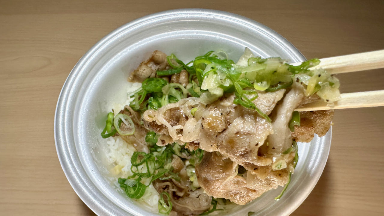 【実食】松屋「ネギ塩牛焼肉丼」食べてみた! ジューシー牛焼肉とシャキシャキネギ塩が絶品すぎるっ
