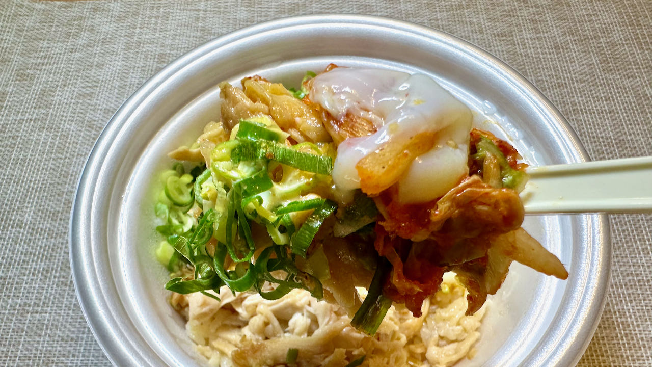 【実食】ホロホロ鶏むね肉にネギ醤油ソース! 台湾グルメを松屋流にアレンジ「鶏肉飯」を食べてみた!