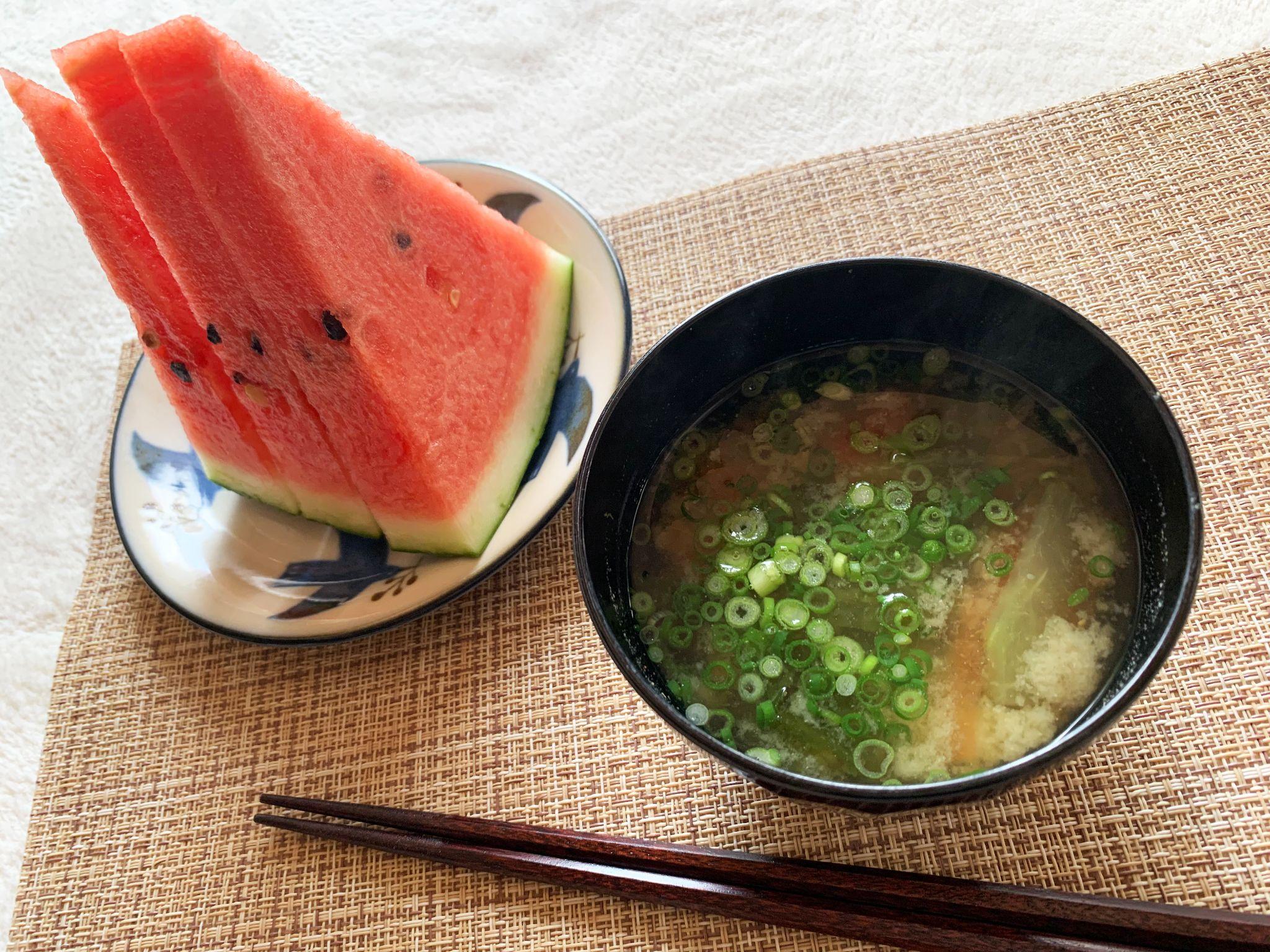 余った皮でスイカの皮味噌汁作ってみたらびっくりウマウマな味噌汁で夏の旨味を堪能した