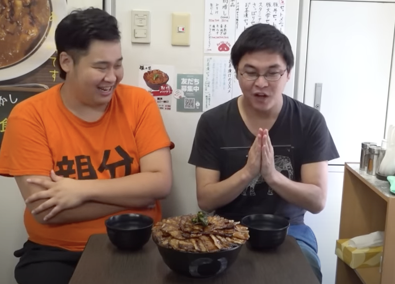 フィッシャーズの不仲コンビ、巨大豚丼2kgに挑戦! チャレンジしたのは誰? 完食できた? 協力する2人に注目