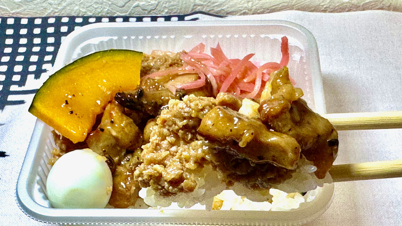 【セブン実食】356円で意外にヤルぞ!  ちっちゃい玉手箱! 新発売「一膳ごはん 炭火やきとり」食べてみた!