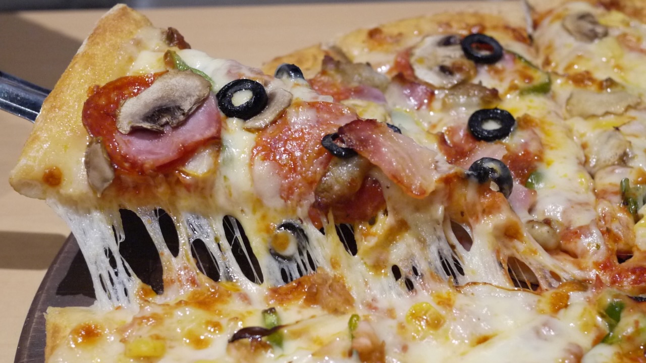 【新商品】ドミノ・ピザが“昭和の味”を復刻! 40年前のピザってどんな? 食べてみた!