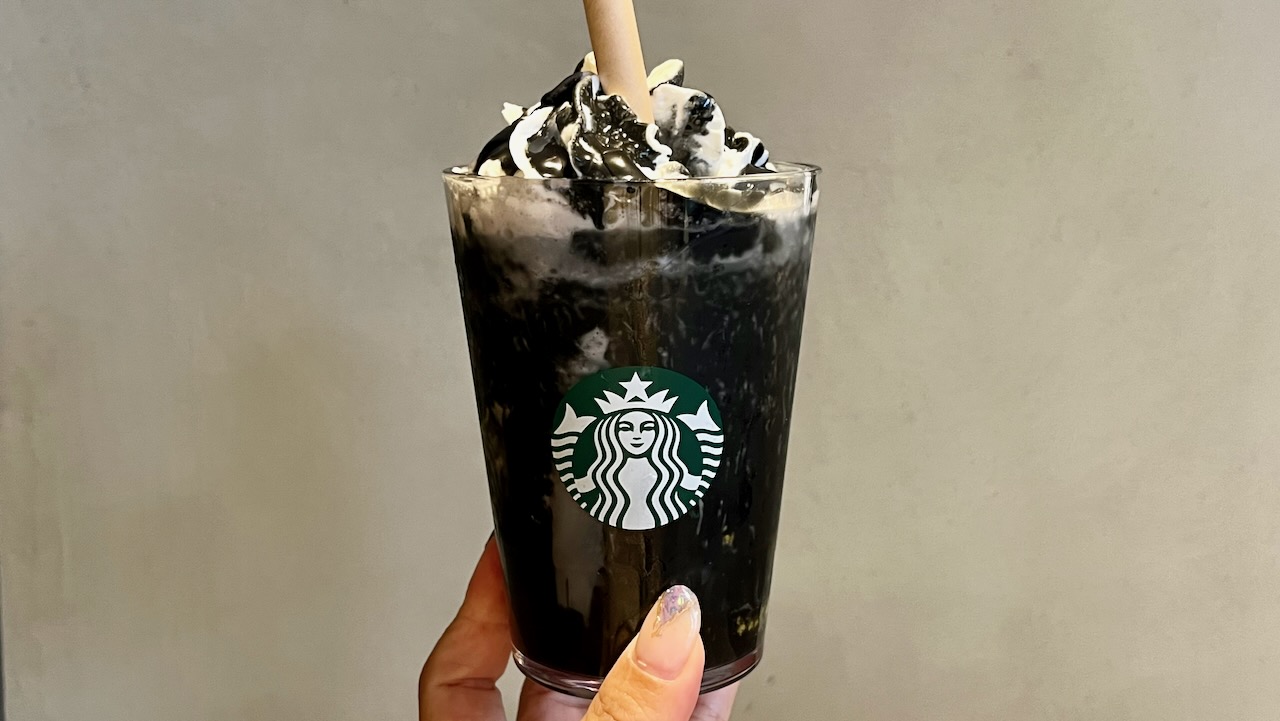 黒すぎでは?【スタバ新作】10月11日発売 #Boooooフラペチーノ 飲んでみた! カロリーや価格も