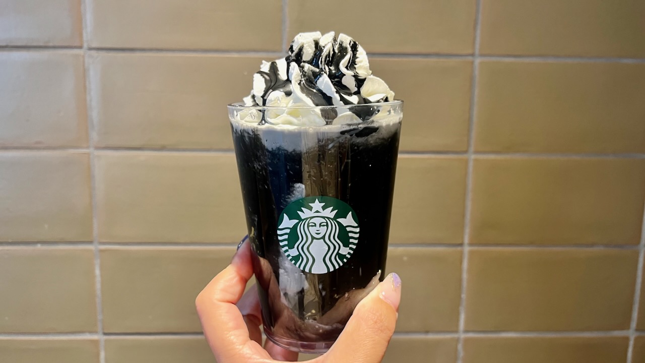 スタバのハロウィンフラペチーノは翌日に注意!? あれが黒くなった報告が多数。