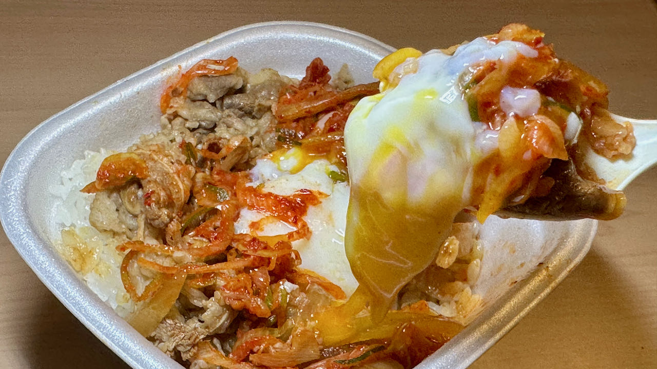 【すき家実食】辛さとシャキシャキ食感がたまらないっ 「ねぎキムチ牛丼」食べてみた!