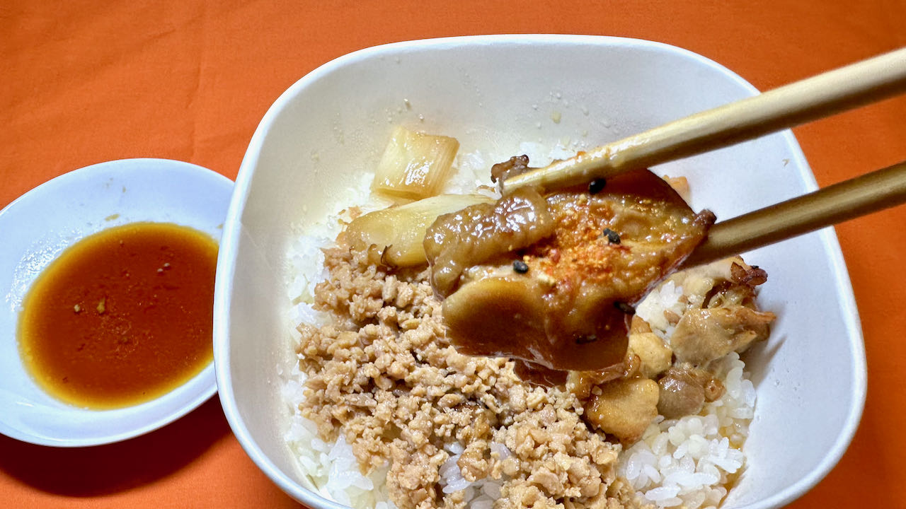 【セブン実食】もうすぐいい肉の日! 罪悪感なしの「炭火焼き鳥丼 ももタレ・むね塩」食べてみた!