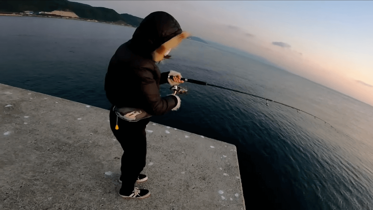 【必見】美人女性が〝魚と激しい戦闘〟を繰り広げた結果…。