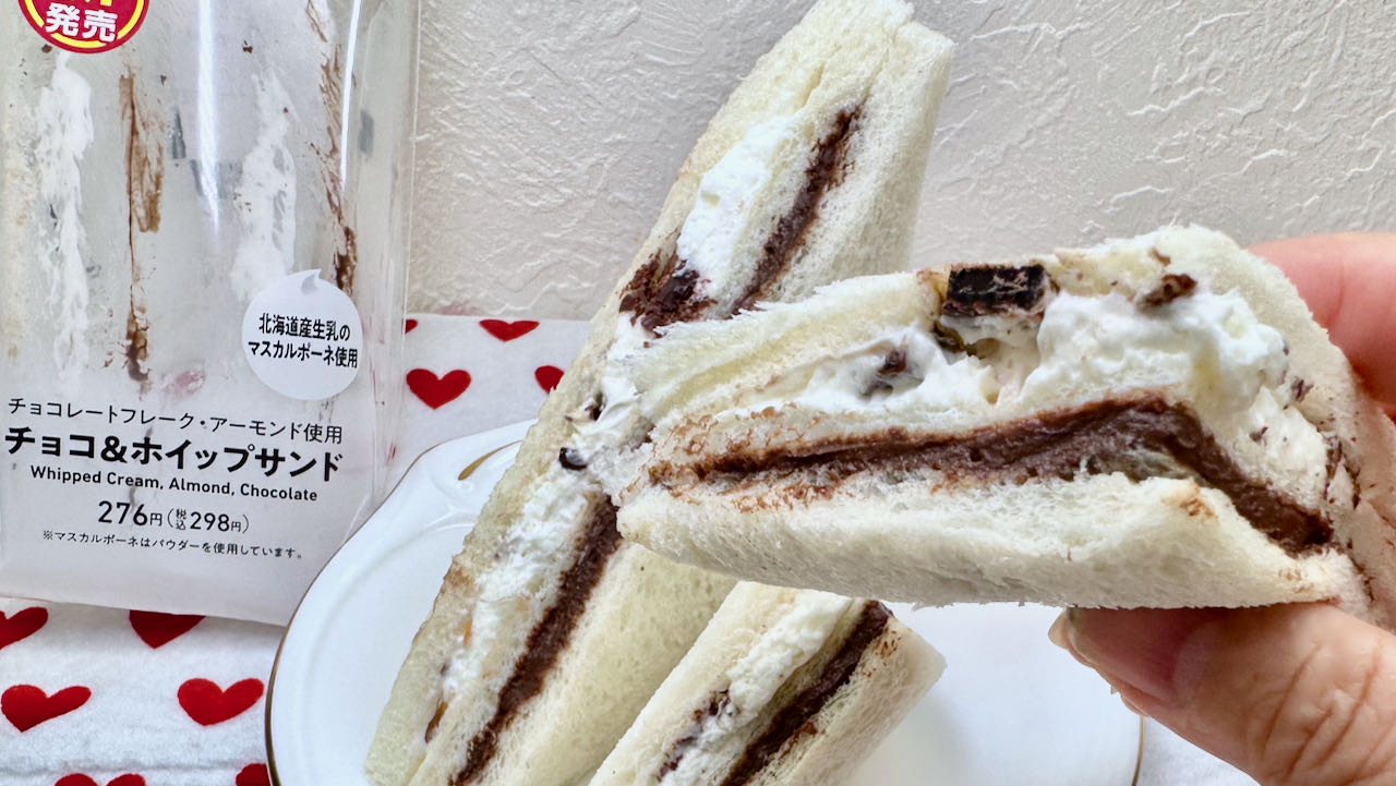 【ファミマ】ふわっ&コクうまっでホリデー感あり♪ 本日新発売「チョコ&ホイップサンド」食べてみた